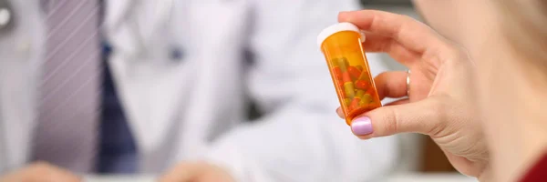 Женская медицина врач руку банку с таблетками и — стоковое фото