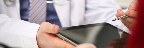 Médico Masculino Toma Las Manos Muestra Tableta Digital Paciente Explicando —  Fotos de Stock