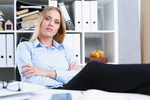 İş kadını ofiste sonra dinlenme — Stok fotoğraf