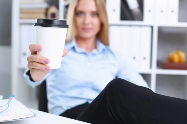 Улыбающаяся деловая женщина пьет кофе — стоковое фото