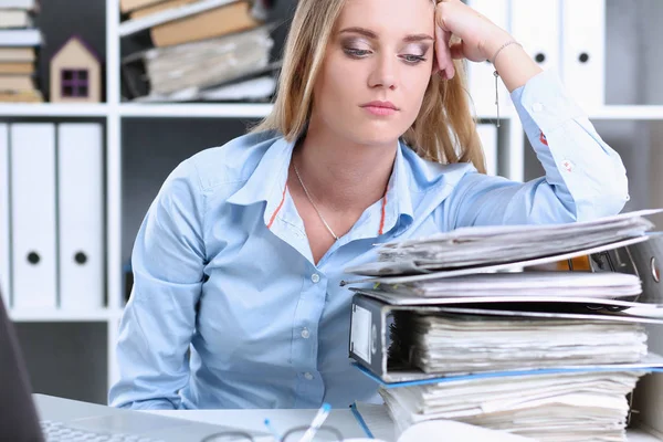 Viel Arbeit wartet auf müde und erschöpfte Frau — Stockfoto