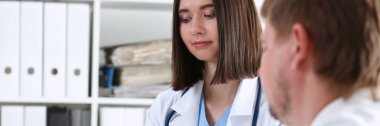 Güzel kadın doktor tutmak gülümseyen