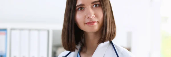 Bonita sorridente feminino médico stand no escritório — Fotografia de Stock