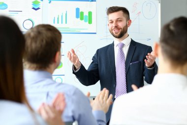 Genç yakışıklı öğretmen adam ile takım elbiseli