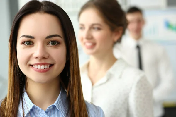 Krásná dívka usměvavá brunetka úředníka na pracovišti — Stock fotografie