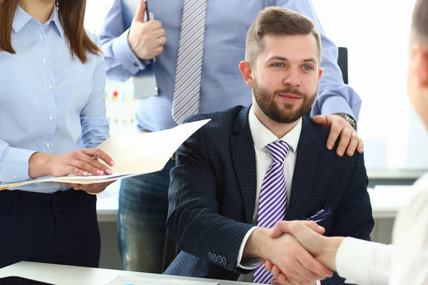 Uomo in giacca e cravatta dare mano come ciao in ufficio — Foto Stock