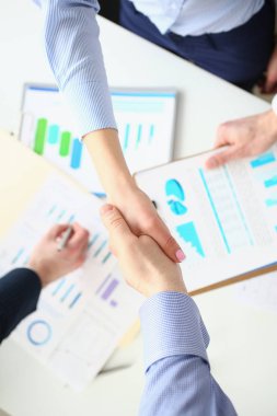 Genç güzel kadın portre acı verici görünüyor