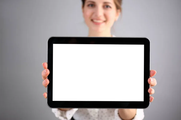 La mano femenina sostiene la tableta de marco negro —  Fotos de Stock