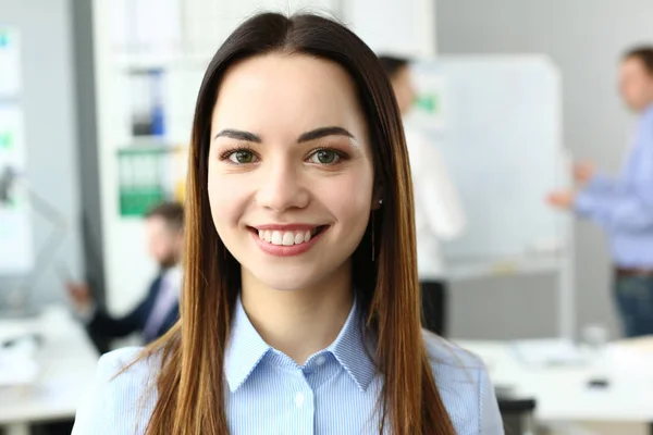 Όμορφο χαμογελαστό κορίτσι μελαχρινή υπάλληλος στο χώρο εργασίας — Φωτογραφία Αρχείου