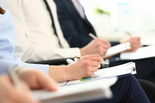 Gruppe von Leuten klatscht während des Seminars in den Arm — Stockfoto