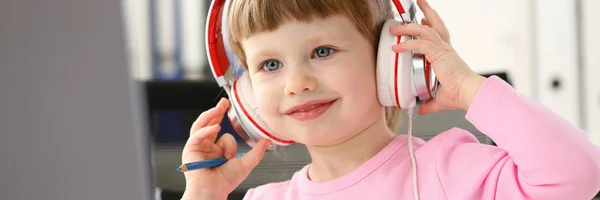 Niño satisfecho en los auriculares sentado — Foto de Stock