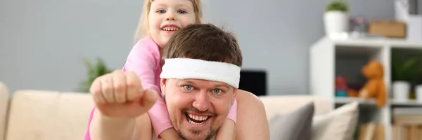 Babası ile gülümseyen sevinç mutlu kızı oynamak — Stok fotoğraf