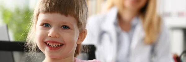 Little child at pediatrician reception — Stock Photo, Image