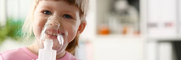 Niño feliz hace la inhalación en el hogar para — Foto de Stock