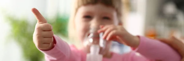 Niño feliz hace la inhalación en el hogar para —  Fotos de Stock