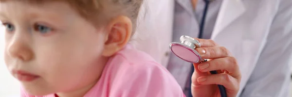 Petit enfant avec stéthoscope à la réception du médecin — Photo