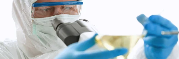 Κοιτάξτε αρσενικό χημικός σε μπλε προστατευτικά γάντια — Φωτογραφία Αρχείου