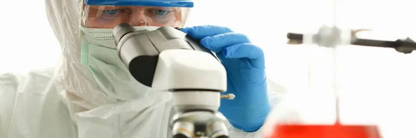 Hombre químico en azul guantes de protección mirada — Foto de Stock