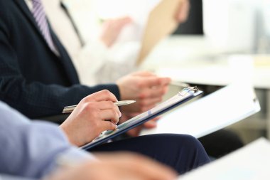 Bir grup insan seminer sırasında satır kollarını çırp