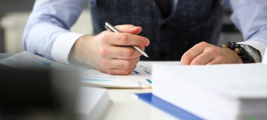 Katip adam gümüş kalem ile office işyerinde