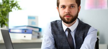 Yakışıklı gülümseyen katip adam Ofis İşyeri sakallı