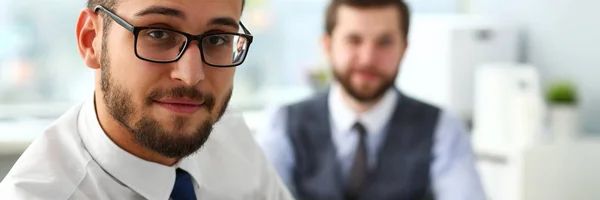 Takım elbise ve kravat gülümseyen sakallı işadamları grubu — Stok fotoğraf