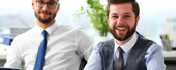 Группа улыбающихся бородатых бизнесменов в костюмах и галстуках — стоковое фото