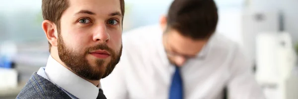 Grupo de hombres de negocios barbudos sonrientes en traje y corbata —  Fotos de Stock