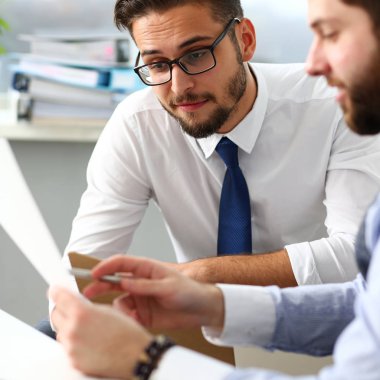 Bir grup insan tut kollarında finansal kağıtları çözmek ve sorunu görüşmek