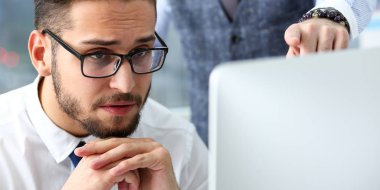 Bir grup insan ofiste dizüstü pc kullanın