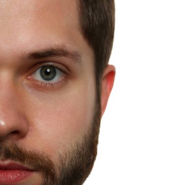 Esmer beyaz kişi yakışıklı gülümseyen yetişkin sakallı