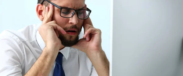 Impiegato stanco sul posto di lavoro del pc del computer portatile che porta gli occhiali — Foto Stock