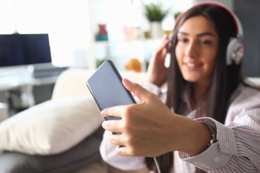 Kamera tutan bak genç güzel kadın