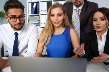 Bir grup insan Office kullanmak laptop pc portre