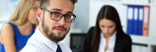 Guapo sonriente barbudo empleado hombre con gafas —  Fotos de Stock