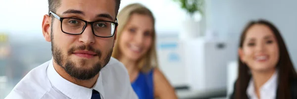 Guapo sonriente barbudo empleado hombre con gafas —  Fotos de Stock