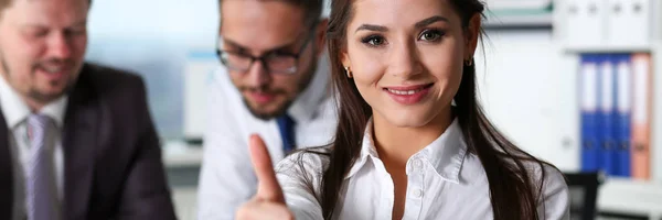 Braccio femminile mostra OK o confermare durante la conferenza — Foto Stock