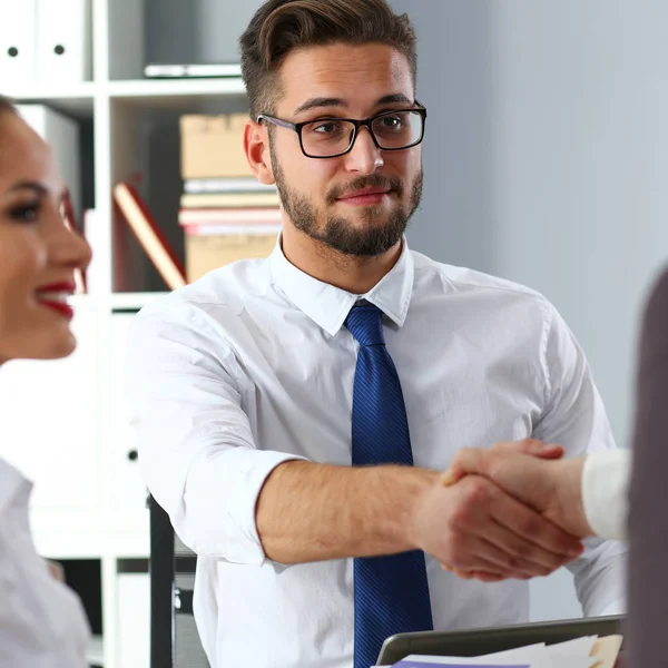 Uomo in giacca e cravatta dare mano come ciao in ufficio — Foto Stock