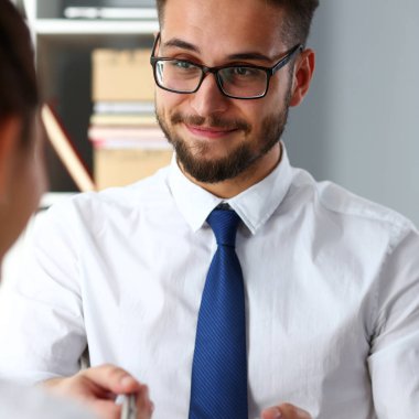 Yakışıklı sakallı adam teklif sözleşme formunda Pano
