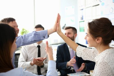 Grup gülümseyen mutlu insan neşeli kutlama