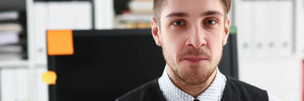 Hombre Guapo Con Traje Corbata Pie Oficina Mirando Con Las — Foto de Stock