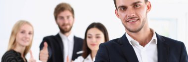 Bir grup insan Tamam gösterme veya başparmak ile onaylayın