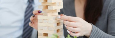 İşadamı jenga el stratejisinde çalış