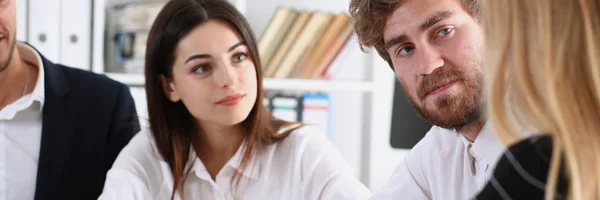 Grupo de personas deliberan sobre pizarra blanca — Foto de Stock