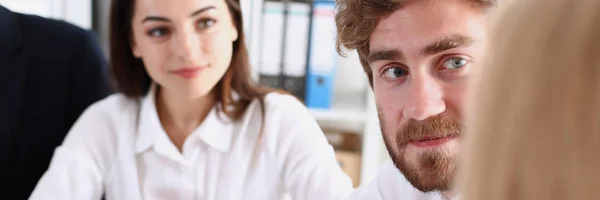 Gruppe von Menschen berät über Whiteboard — Stockfoto