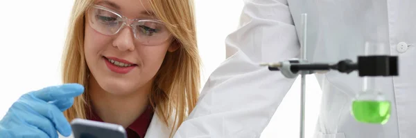 En kvinnlig läkare i ett kemiskt laboratorium innehar — Stockfoto