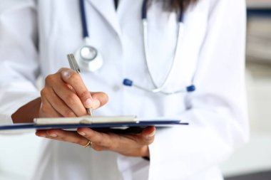 Kadın doktor kolu tut gümüş kalem dolgu
