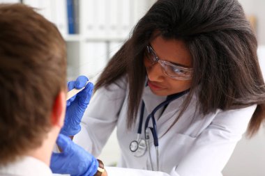 Kadın doktor talk ile gülümseyen güzel siyah