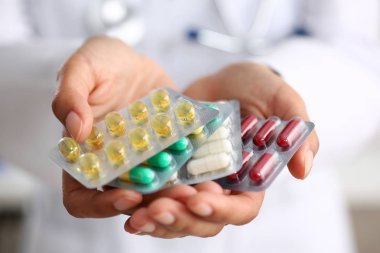 Farklı paket tutan kadın doktor el