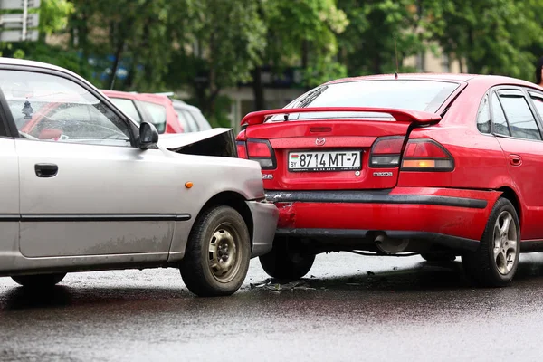 Acidente de carro vermelho e prata após a chuva — Fotografia de Stock